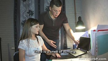 Play إنه يمارس الجنس مع عاهرة بشدة لأنه لا يشعر بذلك