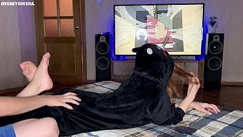 Play تنظر إلى الرسومات وعشيقها يأخذ ديكها برفق على ظهرها