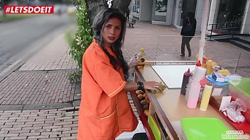Play يعلق امرأة تريد أن يمارس الجنس وهي مبللة مع كس