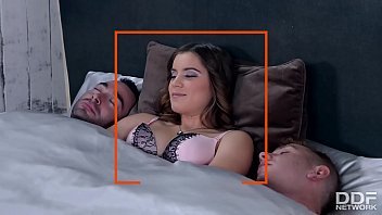 Play ينام بيزدوليس مع اثنين ويمارس الجنس بعد الاستيقاظ