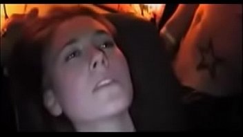 Play امرأة رومانية في حالة سكر يمارس الجنس مع رجلين يدخلان قضيبهما في مكانها