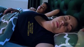 Play اللعنة على الرجل الكسول مارس الجنس عندما ينام