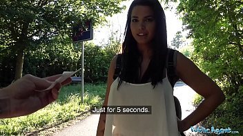 Play Xnxx في الأسرة يدفع لها ويضاجع الجمهور