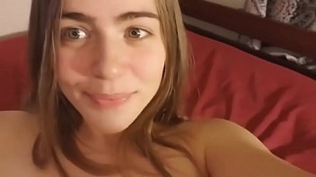 Play في سن المراهقة مع كس رقائق وكبيرة الثدي صورت عندما مارس الجنس
