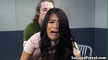 Play بزاز كبيرة وحلمات رائعة تمارس الجنس في فيلا رئيسها في Xnxx