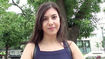 Play يقبل الطالب المال مقابل ممارسة الجنس