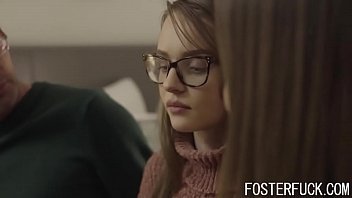 Play الفتاة المتزوجة مهووسة باللسان حيث تقبل رئيسها