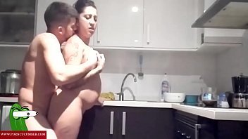 Play الأم الحامل تغتصب المتشددين من قبل ابنها في المطبخ