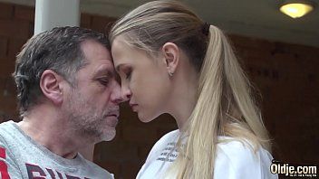 Play Xnxx مع امرأة تبدو منمقة في قضيبه