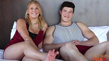 Play شابة عذراء بريئة في سن 18 مارس الجنس من قبل زميل إباحي