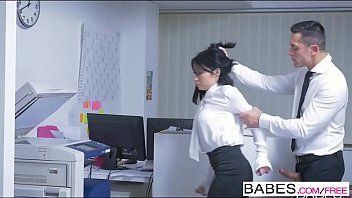 Play السكرتير يدفئ مع رئيسه ويبدأ بلعقه