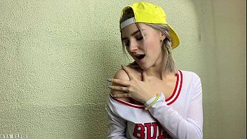 Play إيفا إلفي تمتص مصاصة ولكن أيضًا قضيب أجمل رجل