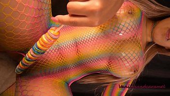 Play امرأة تلعب مع مصاصة في كس وحلق