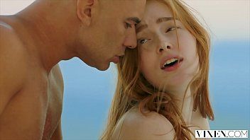 Play اخترقت امرأة سمراء مع الثدي الصغيرة السرير