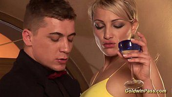Play أفلام Xnxx ماركة Pitipoanca و Cocalarul يمارسون الجنس في الكهف