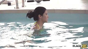 Play مادالينا ، امرأة تبلغ من العمر 17 عامًا ، تسبح في حمام السباحة وتريد أن تمارس الجنس مع رجل أسود بقضيب كبير