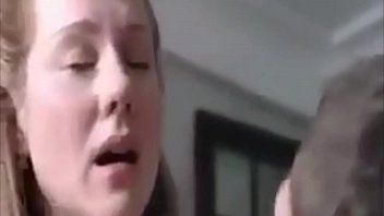 Play يقوم المحب بعصب عينيها ويمارس الجنس معها في حلقها بالقرب من المدفأة فيلمبورنو