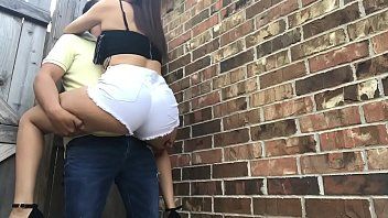 Play امرأة Tinder تعطي اللسان السريع للرجل الجديد
