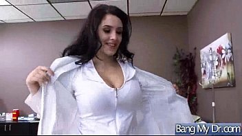 Play المساعدة شفقة ومتفجرة على رجل نبيل