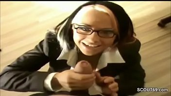Play الأرملة في الحداد هي مارس الجنس عن طريق الفم والمهبل من قبل صديق للعائد