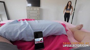 Play يمارس الجنس مع مراهق محلوق يحب أن يمارس الجنس بشكل جيد