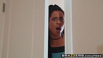 Play أفلام Xnxx الدهنية مجانًا ، يمارس الجنس مع عشيقته بجوار زوجته في السرير