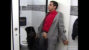Play امرأة سمراء مارس الجنس في مرحاض عام