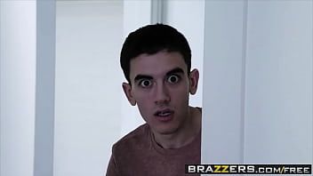 Play القزم Xnxx Xnxx عندما يرى مثل هذا العضو التناسلي النسوي الجيد ، يرتفع قضيبه ويضربها مباشرة في مؤخرتها