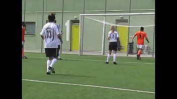 Play يفوز فريق كرة القدم المختلط بالمباراة ويقوم المهرجون بعمل Xxx في غرفة خلع الملابس