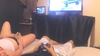 Play بعد أن سئم من اللعب على جهاز الكمبيوتر ، بدأ في لعق قضيبه