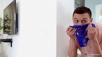 Play الرجل البالغ من العمر 18 عامًا بقضيب مارس الجنس الشديد يمارس الجنس بوحشية مع زميله
