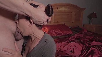 Play يسجل زوجته وهي تضع قضيبه على حلقه
