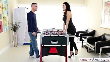 Play إنها امرأة وتريد أن تُخترق مثل المرأة