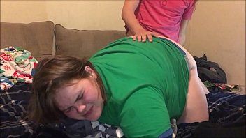 Play يفقد عذريته مع سمين