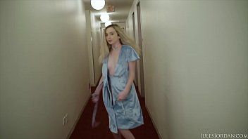 Play يتحمس لور في الحمام حتى تأتي الفتاة السوداء وتأخذ قضيبها المتشددين