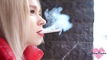 Play يدفع أموالاً صعبة لامرأة آسيوية لممارسة الجنس الفموي