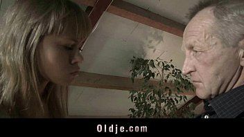 Play تقوم بتدليك قضيب هذا الرجل بشفتيها الناعمتين وتريد أن تمارس الجنس بشكل حسي
