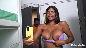 Play النساء اللواتي يمتصن القضيب يضعن قضيب الرجل الأسود بين الثدي