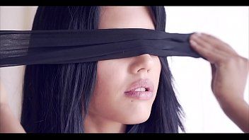 Play مثليات معصوب العينين تلعق كسس بعضها البعض