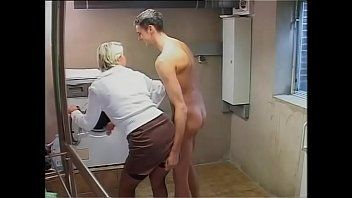 Play يمارس الجنس مع امرأة تبلغ من العمر أكثر من 45 عامًا تعطي اللسان لطيفًا