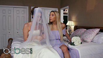 Play تقبيل العروس في كس وتخترقها خادمة الشرف