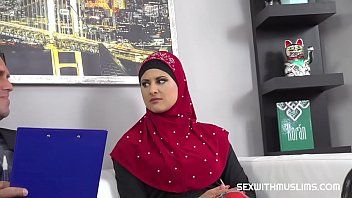 Play المرأة المسلمة للتوظيف تعطي اللسان عاطفيًا