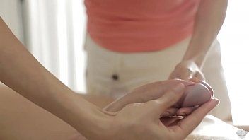 Play لديه اللسان مع هزة الجماع في حلق امرأة سمراء التي تبتلع كل شيء