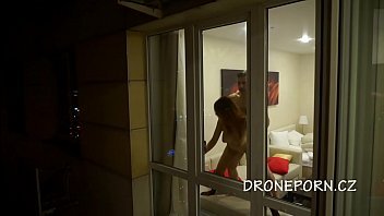 Play يضع الصديق المجنون زوجته للنظر إلى النافذة عندما يسحبها في المؤخرة
