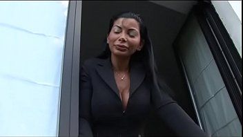 Play المرأة الناضجة ذات الثدي الكبير الذي يقبل جيدًا