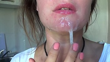Play يسحبها في فمه ويبصق فتحة فضفاضة على ذقنه تتدفق على ثدييها