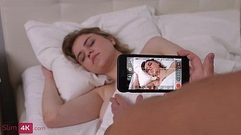 Play إنها ساخنة وتحب أن تأخذ ألسنة في بوسها من شريكها
