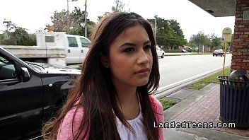 Play امرأة سمراء الأسبانية مع الثدي الطبيعية فواصل في اثنين في الأماكن العامة