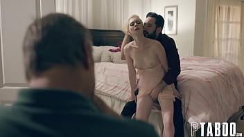Play بعد الاستحمام في الجاكوزي، أذهب إلى السرير حيث يواصل لعب لعبة Xxx