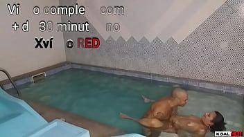 Play من حمام السباحة، تذهب الفتيات إلى غرفة النوم لـ Xxx